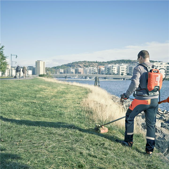 Husqvarna - Akumulátorový vyžínač trávy 110iL Husqvarna - Akumulátorový vyžínač trávy 110iL
