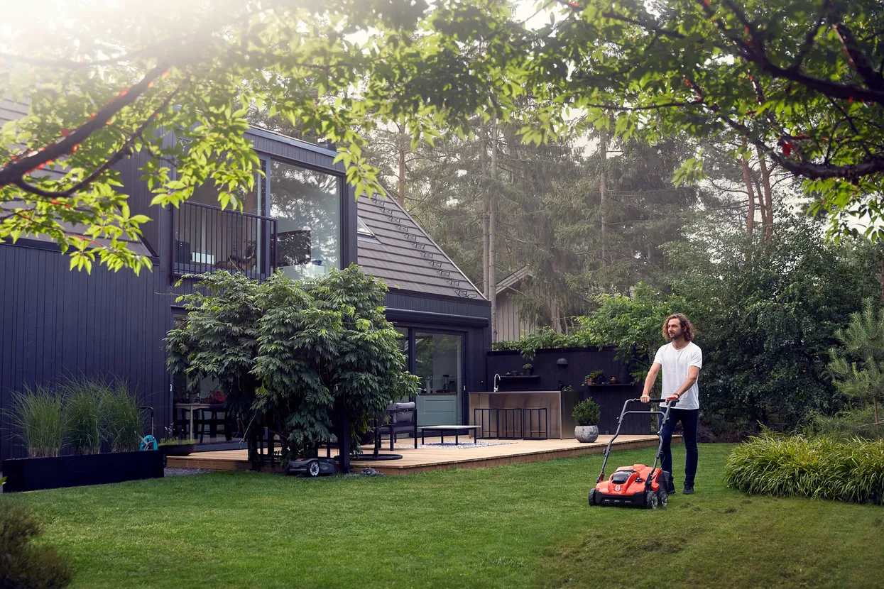Husqvarna - Akumulátorový odmechovač S 138i s akumulátorem a nabíječkou Husqvarna - Akumulátorový odmechovač S 138i s akumulátorem a nabíječkou