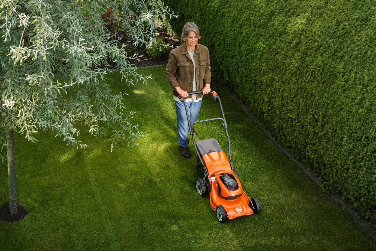 Husqvarna - Akumulátorová sekačka na trávu LC 137i s 2 akumulátory a nabíječkou