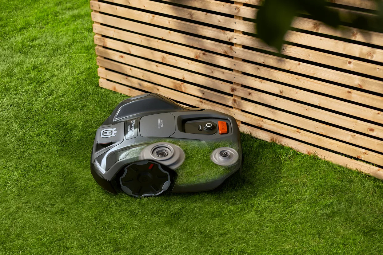 Husqvarna – Automower® 405XE NERA s technologií bez vodiče Husqvarna – Automower® 405XE NERA s technologií bez vodiče