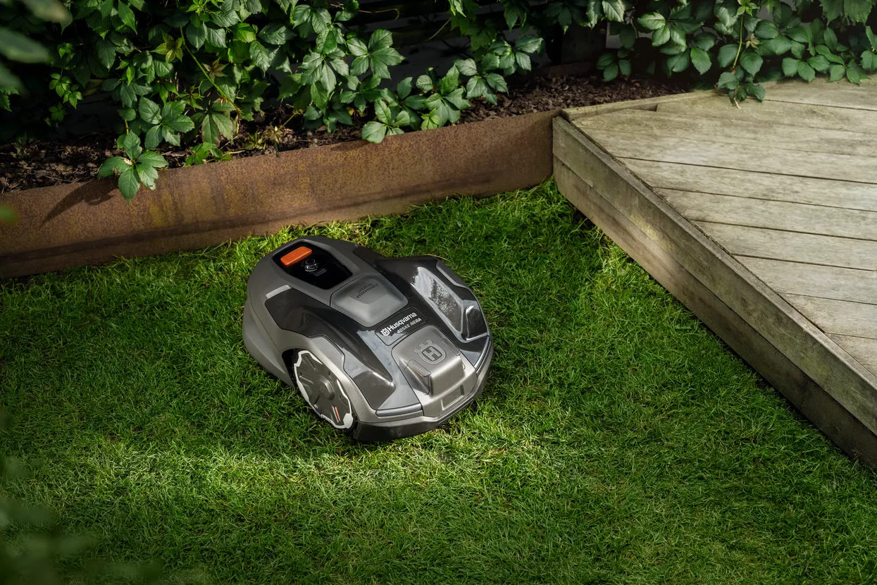 Husqvarna – Automower® 405XE NERA s technologií bez vodiče Husqvarna – Automower® 405XE NERA s technologií bez vodiče