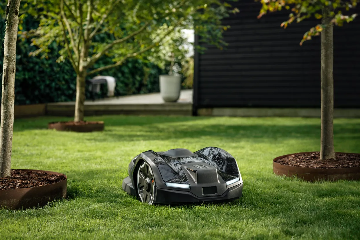 Husqvarna – Automower® 405XE NERA s technologií bez vodiče Husqvarna – Automower® 405XE NERA s technologií bez vodiče
