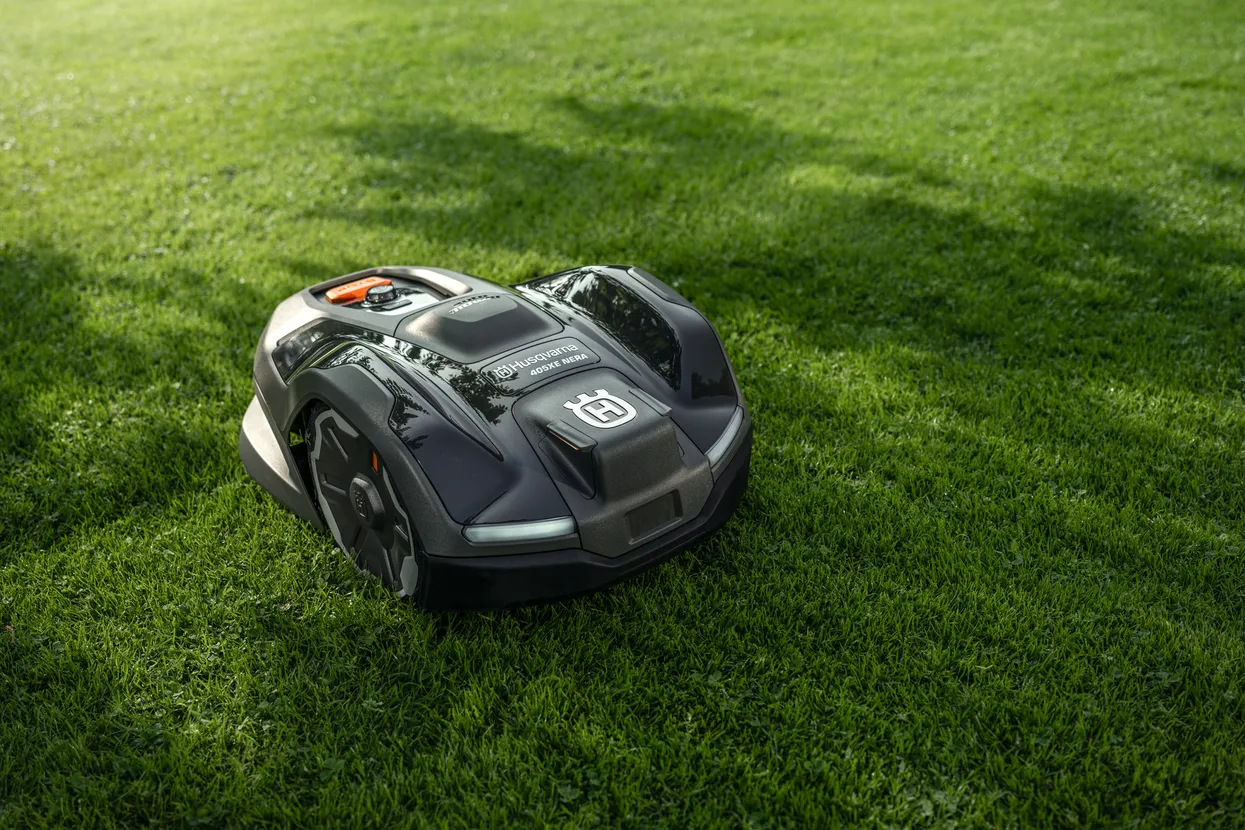 Husqvarna – Automower® 405XE NERA s technologií bez vodiče Husqvarna – Automower® 405XE NERA s technologií bez vodiče