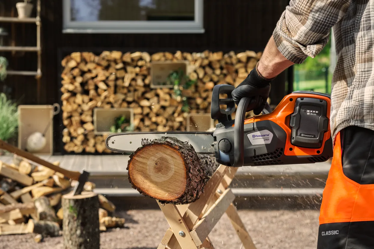 Husqvarna – Akumulátorová řetězová pila 242i s akumulátorem a nabíječkou