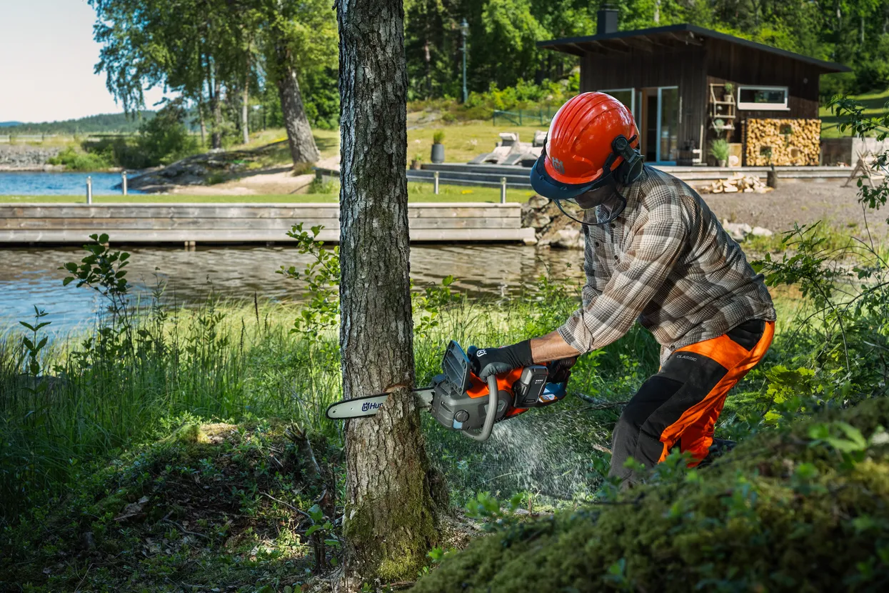 Husqvarna – Akumulátorová řetězová pila 242i s akumulátorem a nabíječkou
