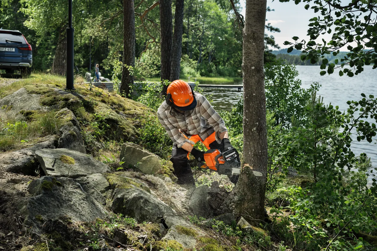 Husqvarna – Akumulátorová řetězová pila 242i s akumulátorem a nabíječkou