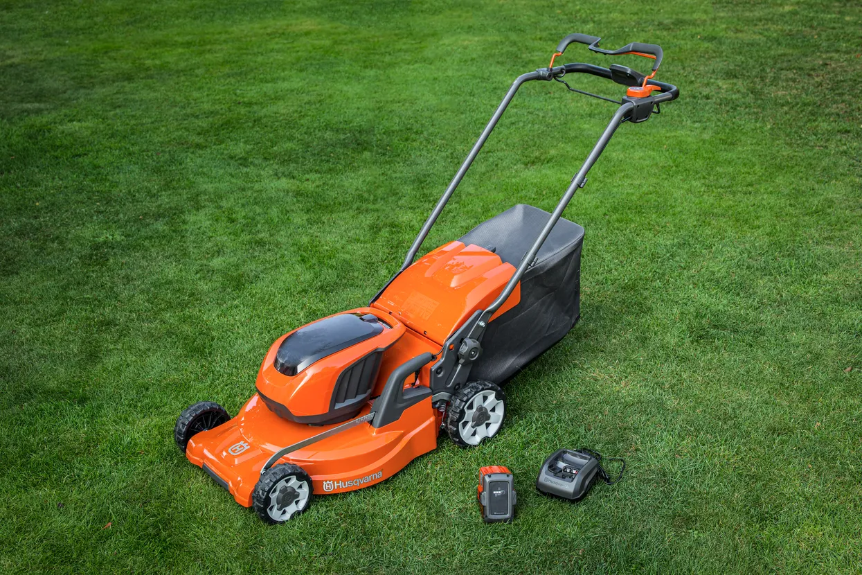 Husqvarna - Akumulátorová sekačka na trávu LC 347iVX s 2 akumulátory a nabíječkou