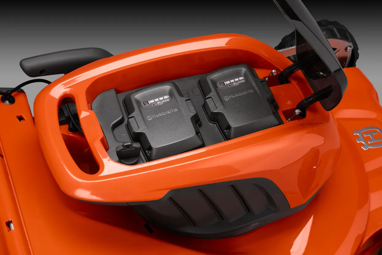 Husqvarna - Akumulátorová sekačka na trávu LC 347iVX s 2 akumulátory a nabíječkou