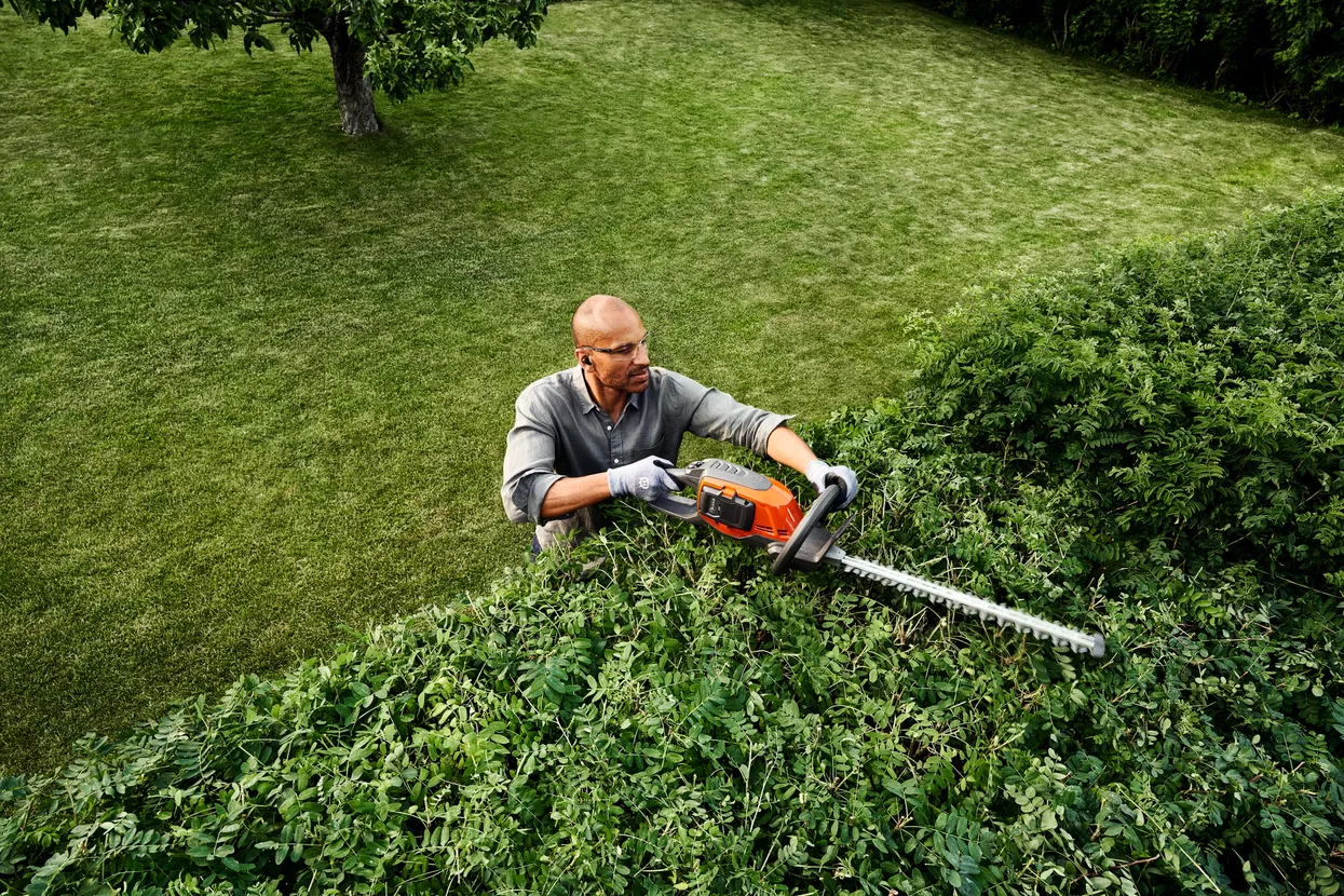 Husqvarna - Akumulátorový plotostřih 215iHD45