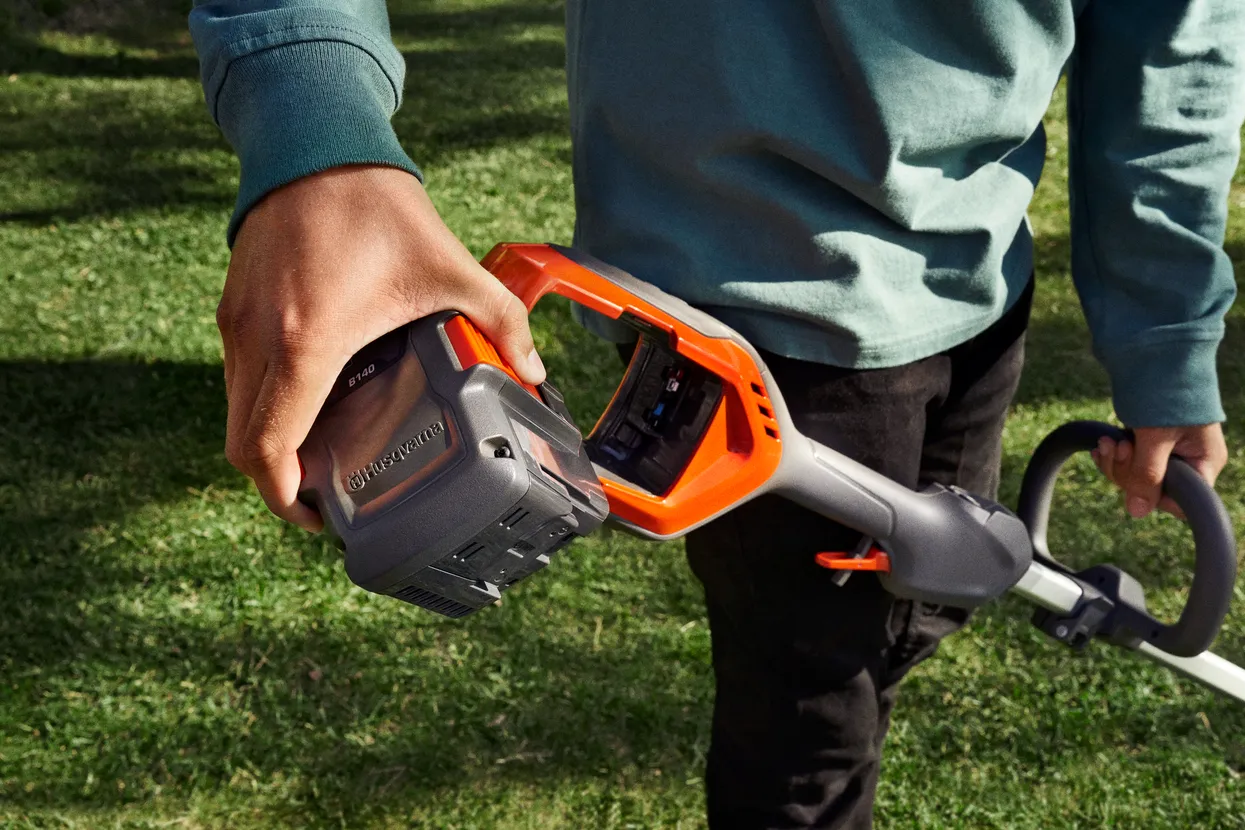 Husqvarna - Akumulátorový vyžínač trávy 215iL