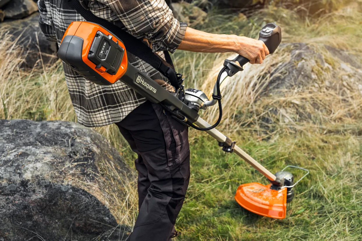 Husqvarna - Akumulátorový vyžínač trávy 220iR