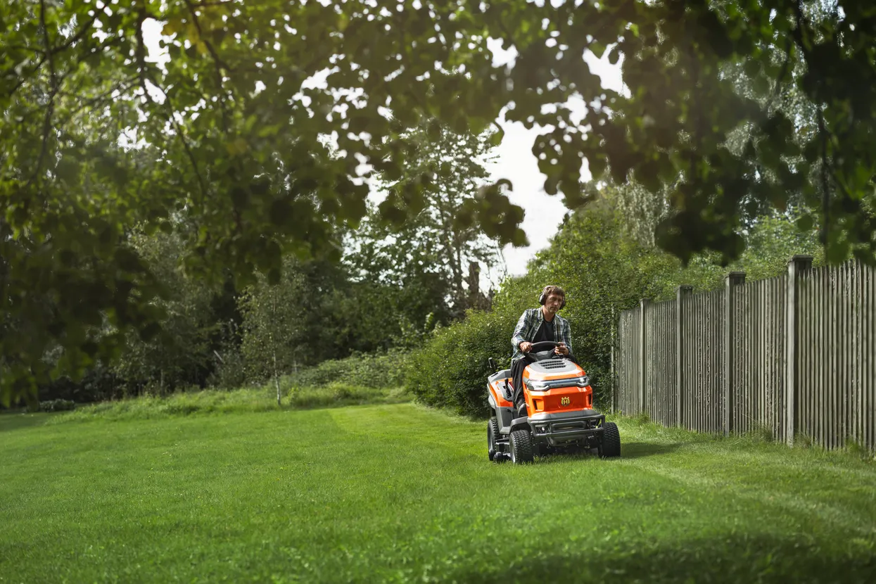 Husqvarna - Zahradní traktor TC 220T Husqvarna - Zahradní traktor TC 220T