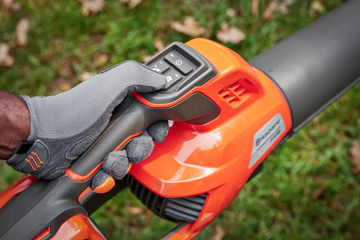 Husqvarna - Akumulátorový foukač 230iB s akumulátorem a nabíječkou Husqvarna - Akumulátorový foukač 230iB s akumulátorem a nabíječkou