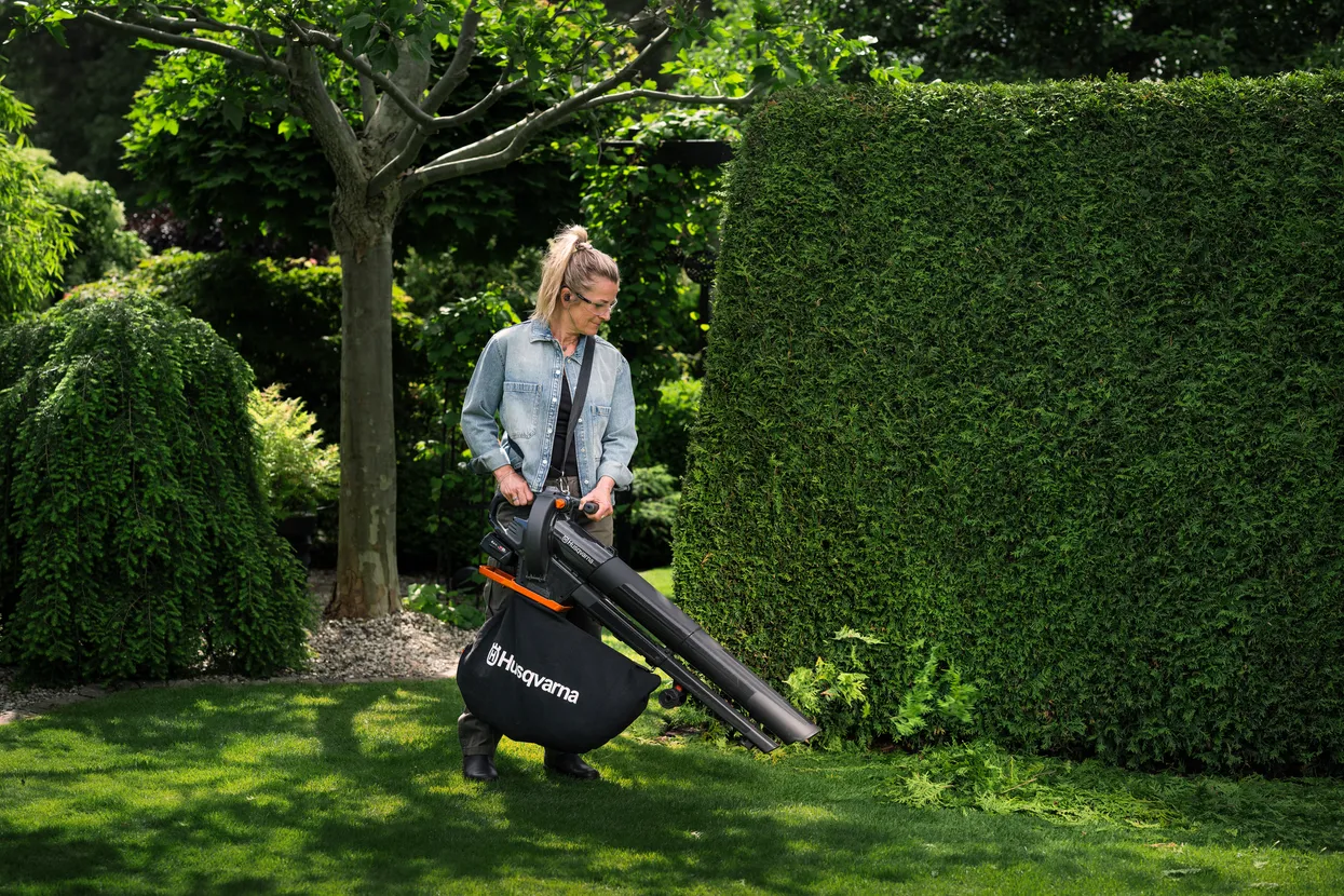 Husqvarna - Akumulátorový foukač Aspire™ BVX-P4A s akumulátorem a nabíječkou Husqvarna - Akumulátorový foukač Aspire™ BVX-P4A s akumulátorem a nabíječkou
