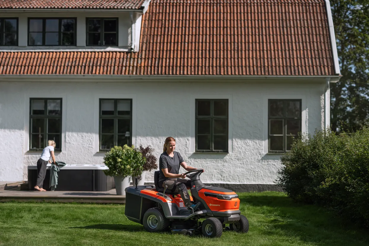 Husqvarna - Zahradní traktor TC 100i Husqvarna - Zahradní traktor TC 100i