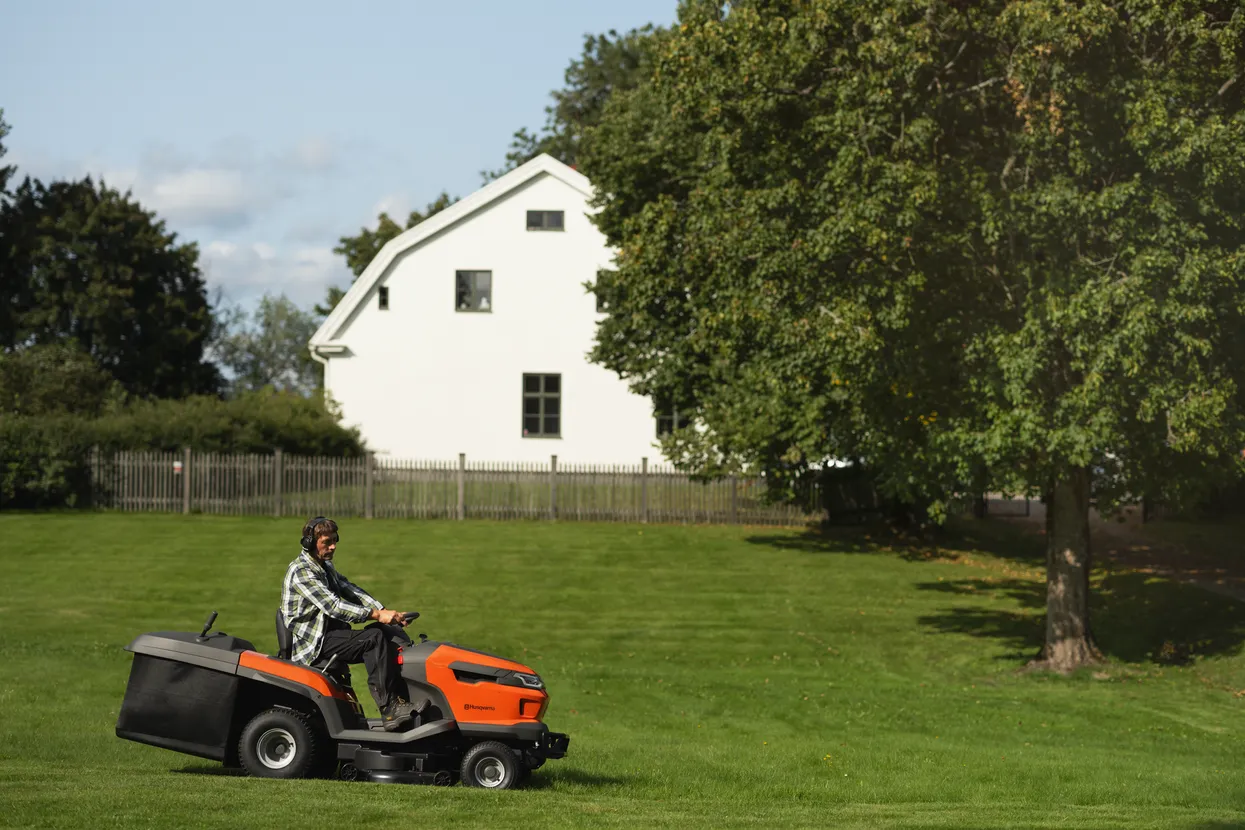 Husqvarna - Zahradní traktor TC 220T Husqvarna - Zahradní traktor TC 220T