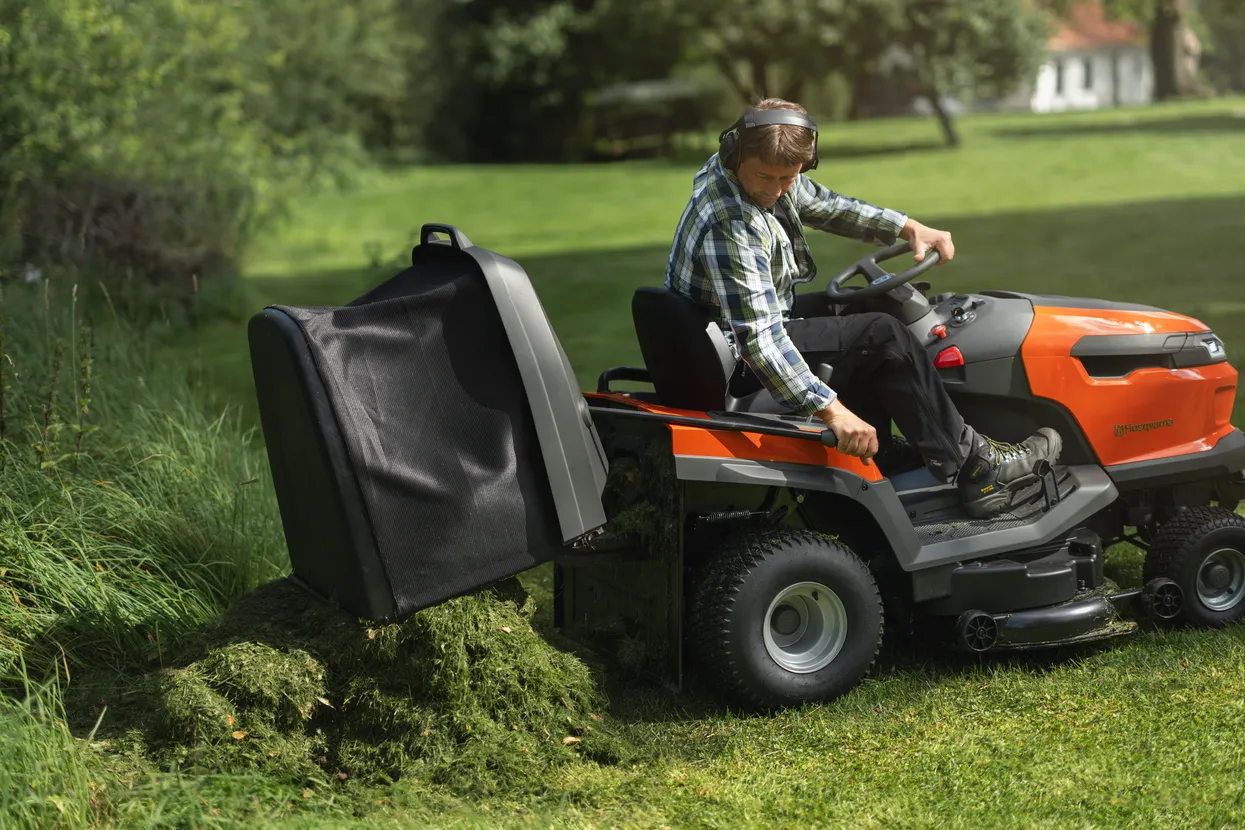 Husqvarna - Zahradní traktor TC 220T Husqvarna - Zahradní traktor TC 220T